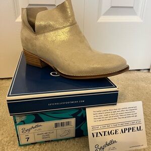Seychelles Snare Metallic Silver ankle boots